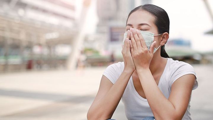 H χειρουργική μάσκα μας προστατεύει από τη μετάδοση των ιών