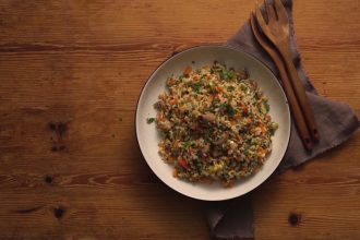 Δροσερή ρυζοσαλάτα με πικάντικα καλαμαράκια Safcol και βινεγκρέτ μουστάρδας