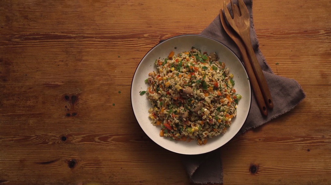 Δροσερή ρυζοσαλάτα με πικάντικα καλαμαράκια Safcol και βινεγκρέτ μουστάρδας