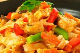 Ριζότο με κοτόπουλο και πολύχρωμες πιπεριές