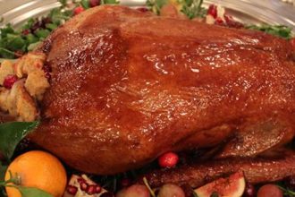 Χήνα γεμιστή με δαμάσκηνα και μήλα