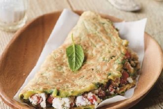 Κρέπες από κολοκυθάκια με γέμιση πιπεριά Φλωρίνης και μανούρι