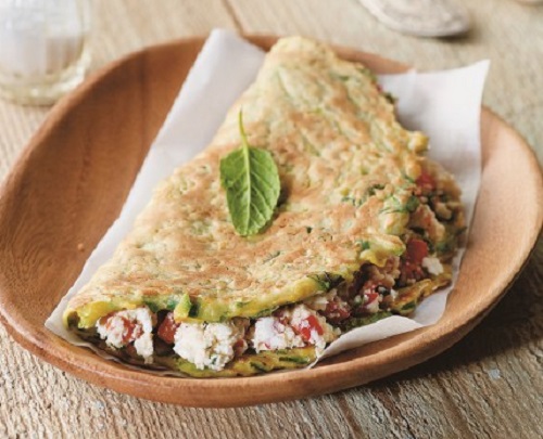 Κρέπες από κολοκυθάκια με γέμιση πιπεριά Φλωρίνης και μανούρι