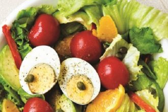 Σαλάτα με μαρούλι, αβγά και αβοκάντο