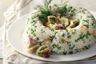 Ανοιξιάτικο πιλάφι με αρακά και αγκινάρες