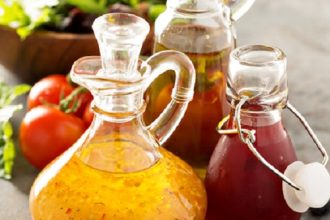 Πώς να φτιάξεις την τέλεια βινεγκρέτ για τη σαλάτα σου