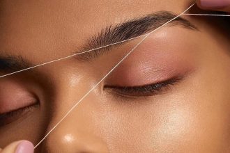 Τελικά πρέπει να αποτριχώνεις μόνη τα φρύδια σου ή όχι;