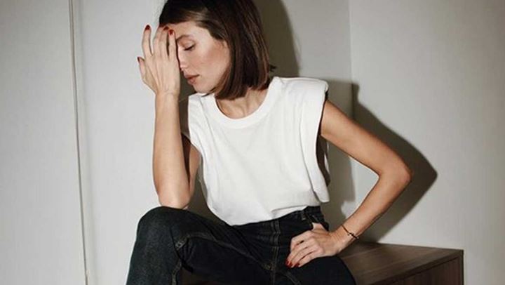 Αυτό είναι το τοπ που φορούν τα κορίτσια της μόδας φέτος!