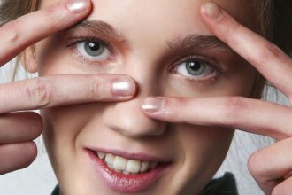 Ξυπνάς με πρησμένα μάτια; Δες τι ακριβώς πρέπει να κάνεις