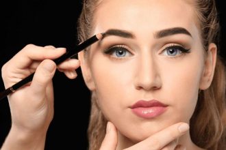 Πώς να επιλέξετε το κατάλληλο μολύβι φρυδιών ανάλογα με τις ανάγκες σας