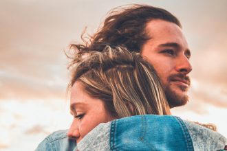 Έρευνα: Αυτή είναι η απρόσμενη συνήθεια όλων των ευτυχισμένων ζευγαριών