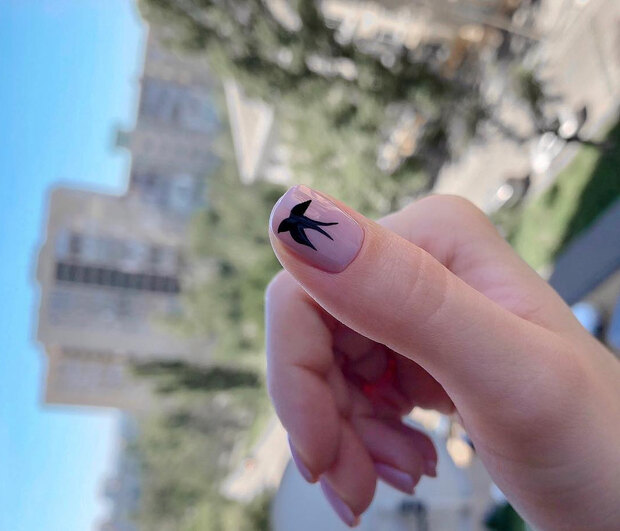 Ξέχνα αυτά που ήξερες, το trendy nail art γίνεται πλέον στον αντίχειρα!