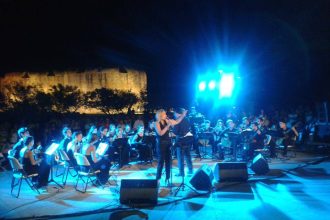 Πάτρα: Αντωνοπούλου - Πέτα υπό τους ήχους της Ορχήστρας Νυκτών Εγχόρδων τραγούδησαν για την Γέφυρα "Χαρίλαος Τρικούπης"