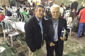 Τίμησαν τον πατέρα, καμάρωνε ο γιός