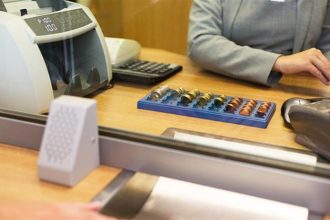 Προμήθειες τραπεζών: Ποιες και γιατί αναμένεται να εξαιρεθούν από τη μείωση 50%