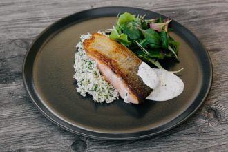 Σολομός με σάλτσα γιαούρτι και ρύζι μπασμάτι