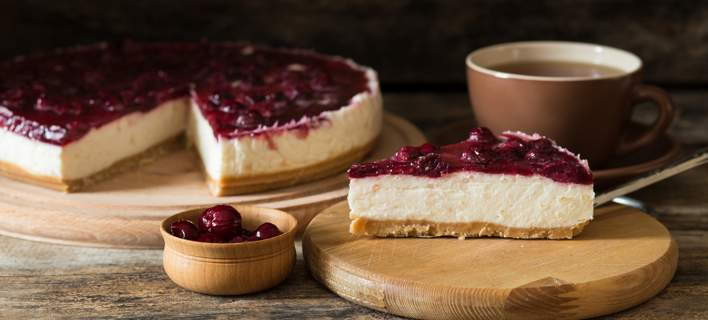 Σου περίσσεψαν πασχαλινά κουλούρια; Φτιάξε με αυτά το πιο λαχταριστό και δροσερό cheesecake