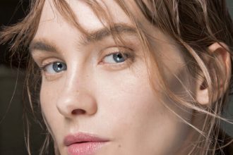 Αυτή τη συνήθεια πρέπει να κόψεις αν θες καθαρό δέρμα, χωρίς σπυράκια