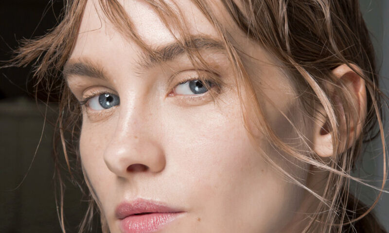 Αυτή τη συνήθεια πρέπει να κόψεις αν θες καθαρό δέρμα, χωρίς σπυράκια