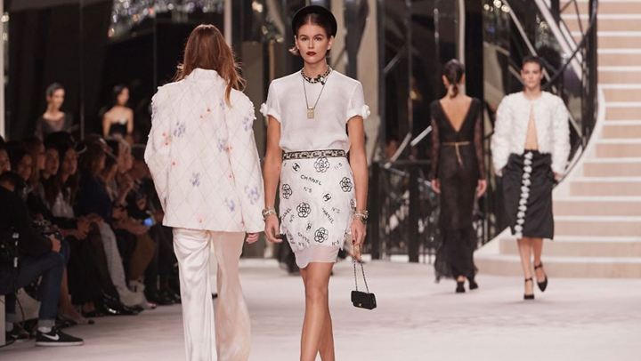 H tiny bag της Chanel είναι το επόμενο «It» αξεσουάρ