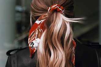 Αυτό είναι το ξανθό χρώμα που πρέπει να ζητήσεις αν θέλεις να γλιτώσεις από τη ρίζα