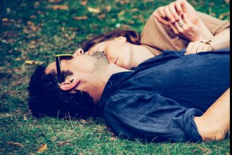 Γλώσσα του σώματος: 4 σημάδια που φανερώνουν ότι σε θέλει