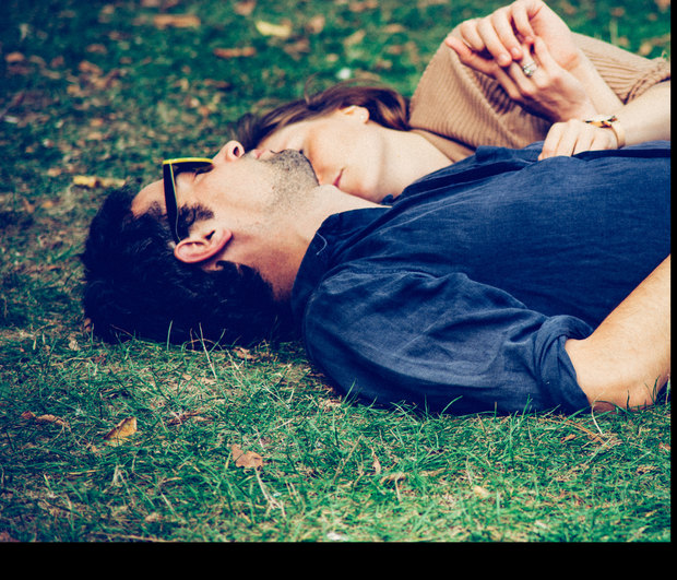 Γλώσσα του σώματος: 4 σημάδια που φανερώνουν ότι σε θέλει