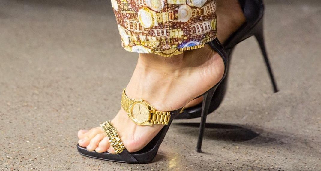 Παπούτσια που λένε την ώρα - Δύο κορυφαίοι σχεδιαστές δημιούργησαν το πιο ανατρεπτικό ζευγάρι