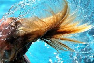 Η hairstylist των stars σου αποκαλύπτει πώς να προστατεύσεις τα μαλλιά σου από το χλώριο