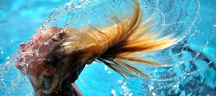 Η hairstylist των stars σου αποκαλύπτει πώς να προστατεύσεις τα μαλλιά σου από το χλώριο