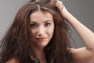 Μαλλιά που φριζάρουν το καλοκαίρι; Δείτε τι να κάνετε