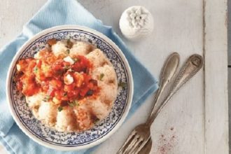 Πιλάφι με σάλτσα από τα υλικά της χωριάτικης