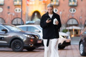 Τρεις απροσδόκητοι τρόποι για να φορέσεις το κλασικό, μαύρο jacket σου