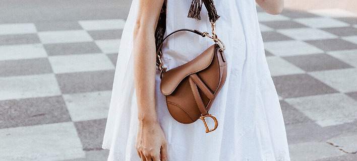 Πώς κρατούν oι στιλάτες σήμερα, την ρετρό τσάντα του 2000