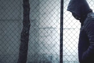 Ελεύθερος με όρους ο 14χρονος που μαχαίρωσε τον πατέρα της κοπέλας του