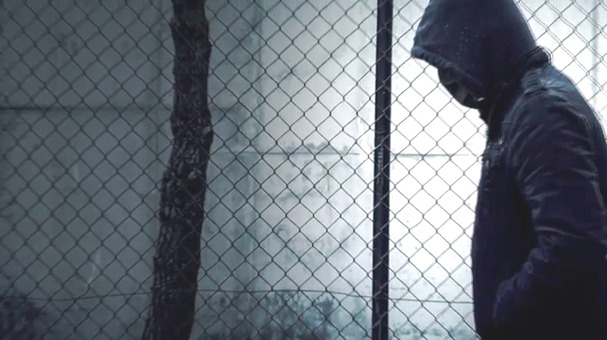 Ελεύθερος με όρους ο 14χρονος που μαχαίρωσε τον πατέρα της κοπέλας του