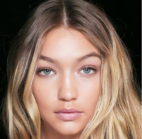 Τα highlights είναι το βασικό συστατικό για υπέροχα ξανθά μαλλιά