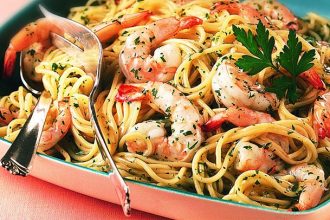 Λαχταριστή γαριδομακαρονάδα με σκόρδο