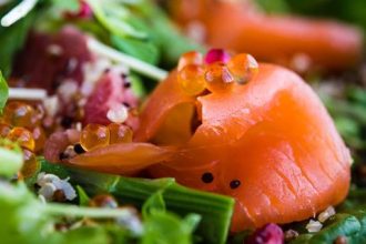 Σαλάτα με καπνιστό σολομό για τους λάτρεις της υγιεινής διατροφής!