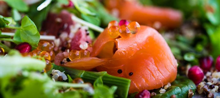 Σαλάτα με καπνιστό σολομό για τους λάτρεις της υγιεινής διατροφής!