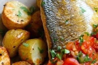 Λαβράκι στον φούρνο με πατάτες