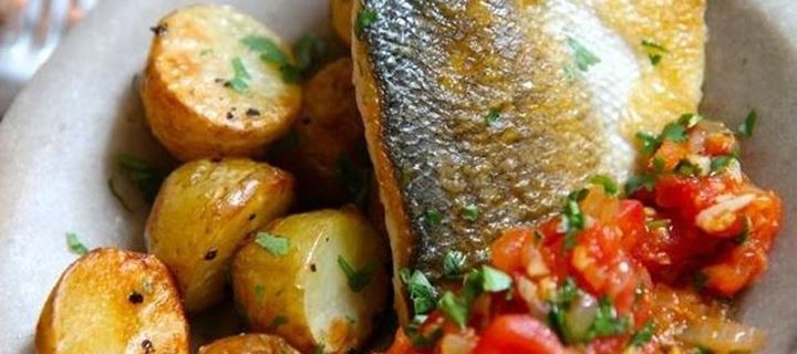 Λαβράκι στον φούρνο με πατάτες