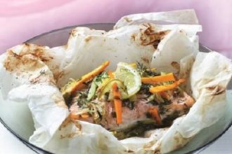 Σολομός στο πακέτο με λαχανικά και μυρωδικά