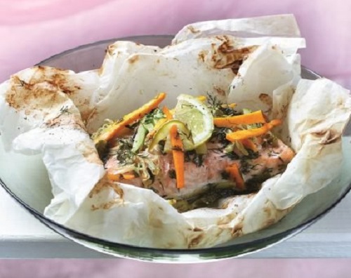 Σολομός στο πακέτο με λαχανικά και μυρωδικά