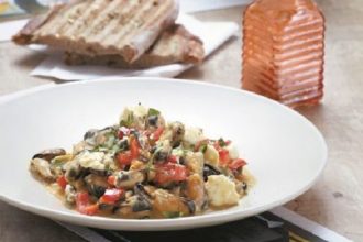 Μύδια σαγανάκι με μουστάρδα και φέτα