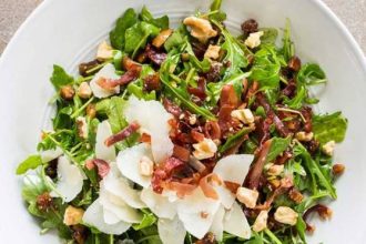 Λαχταριστή σαλάτα με καρύδια και παρμεζάνα