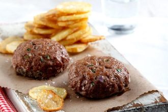 Μπιφτέκια γεμιστά με κασέρι, πατάτες ψητές και σπιτική κέτσαπ