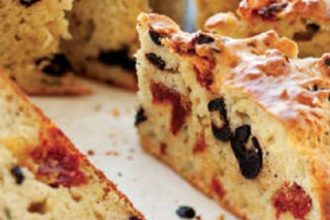 Ψωμί γεμιστό με ελιές και λιαστή ντομάτα