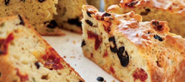 Ψωμί γεμιστό με ελιές και λιαστή ντομάτα