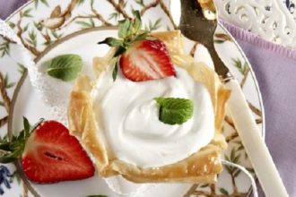 Φωλιές από καραμελωμένο φύλλο κρούστας και κρέμα πορτοκάλι